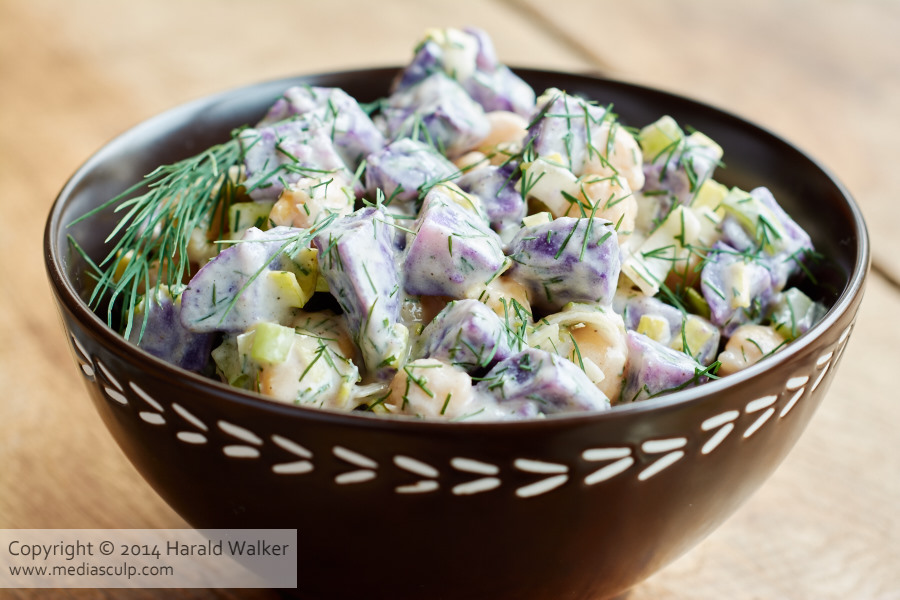 Kartoffelsald mit blau-violetten Kartoffeln